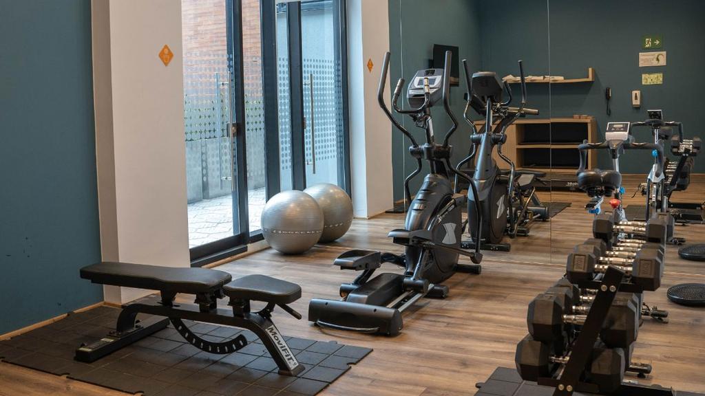 3- Espacio de entrenamiento moderno con equipos funcionales y ambiente iluminado