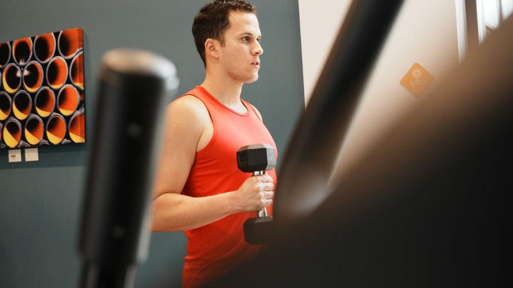 Espacio de entrenamiento moderno con equipos funcionales y ambiente iluminado