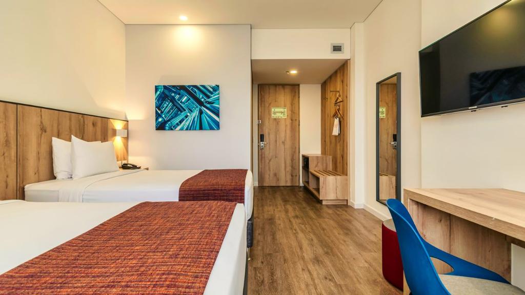 6- Habitación moderna con cama bien presentada, decoración cálida y mobiliario funcional