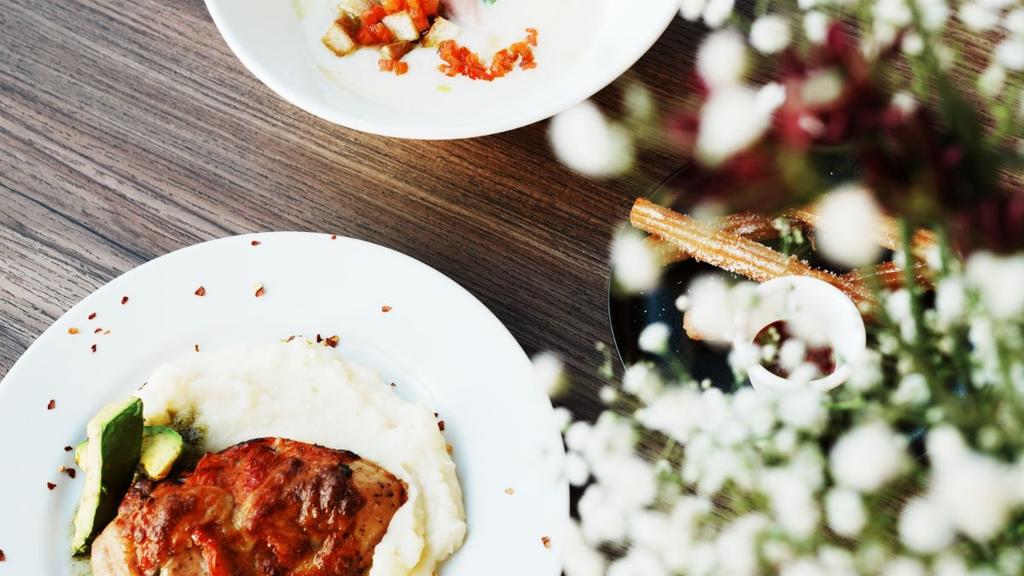 3- Restaurante moderno con propuestas gastronómicas gourmet y presentación cuidada
