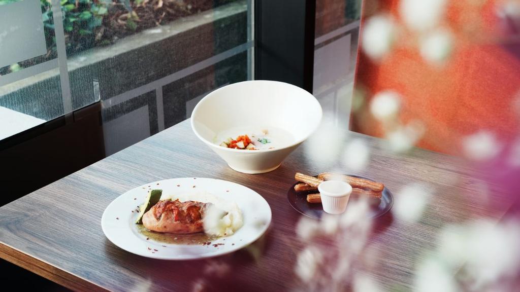2- Restaurante moderno con propuestas gastronómicas gourmet y presentación cuidada